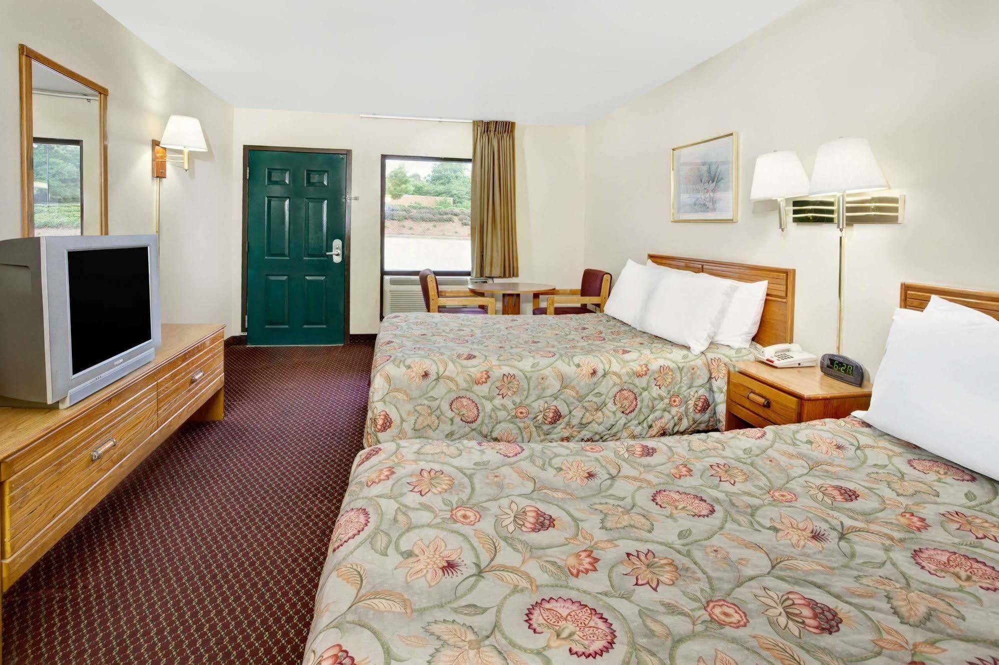 Super 8 By Wyndham Marietta/west/atl Area Hotel Marietta