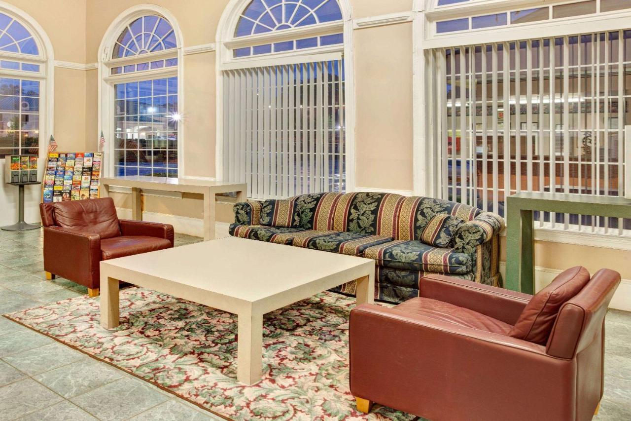 Super 8 By Wyndham Marietta/west/atl Area Marietta