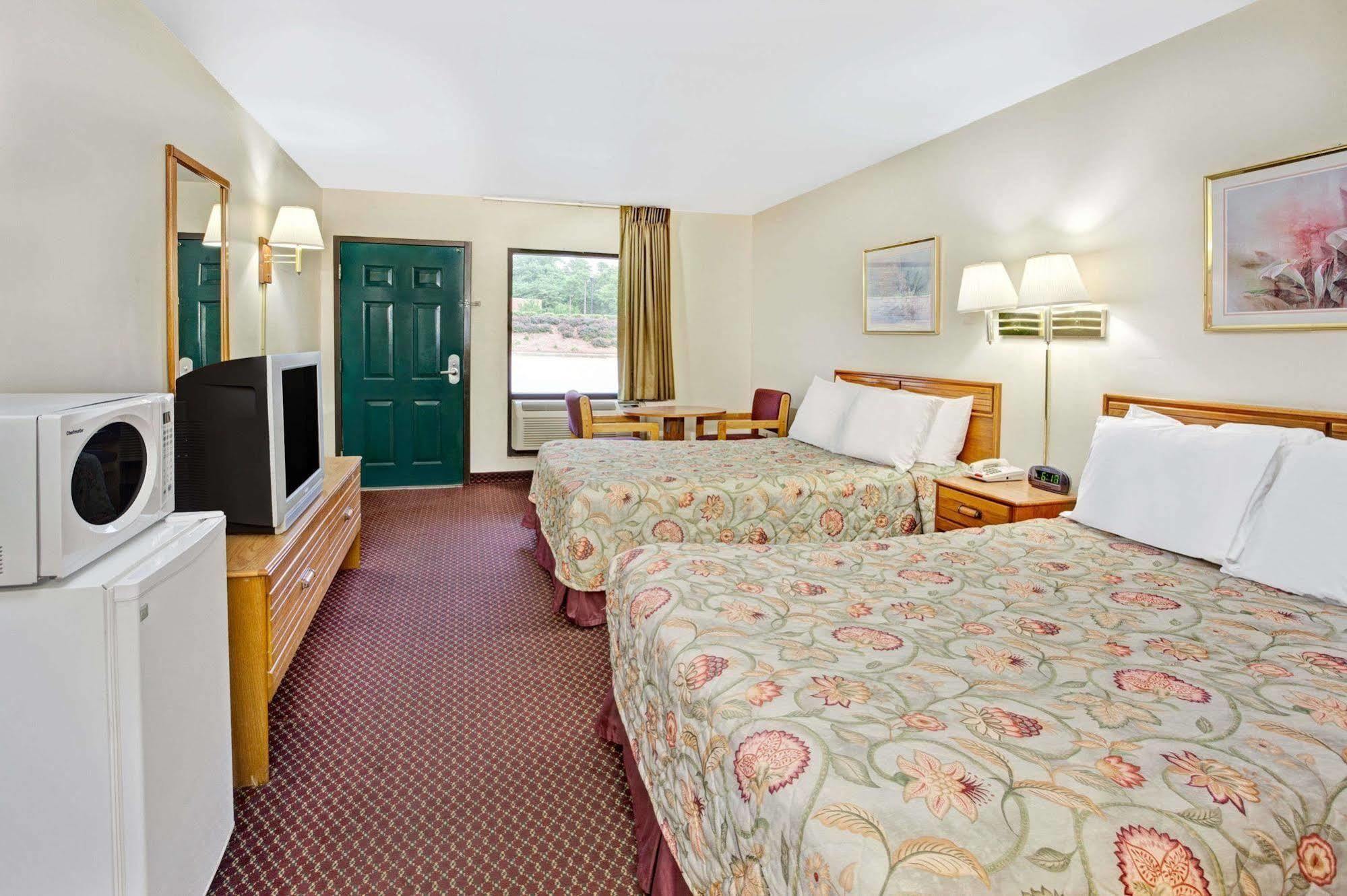 Hotel Super 8 By Wyndham Marietta/west/atl Area Marietta